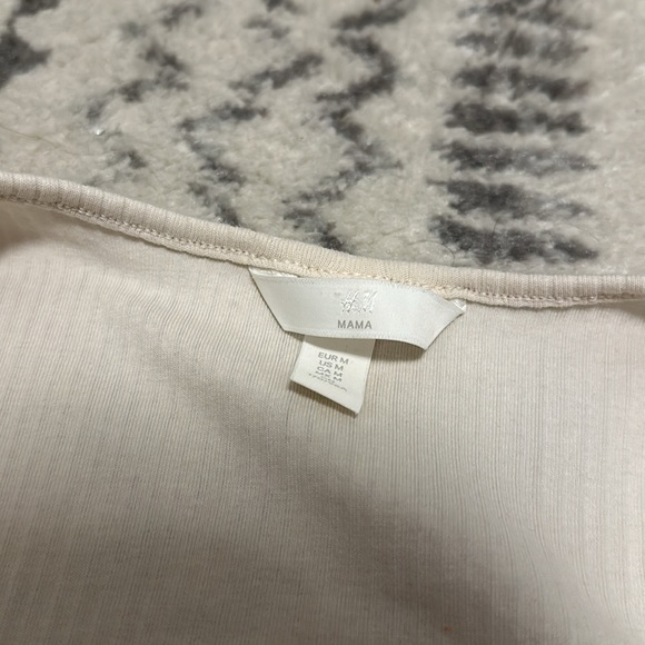 H&M nursing long sleeve shirt, size medium BUNDLE AND SAVE - Picture 2 of 3